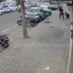 Mulher é derrubada...