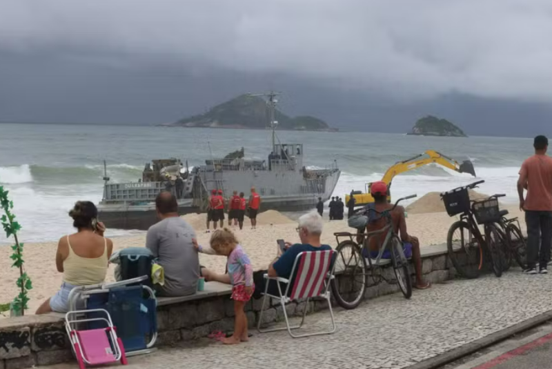 Navio da Marinha encalha em praia do Rio e vira atração para curiosos