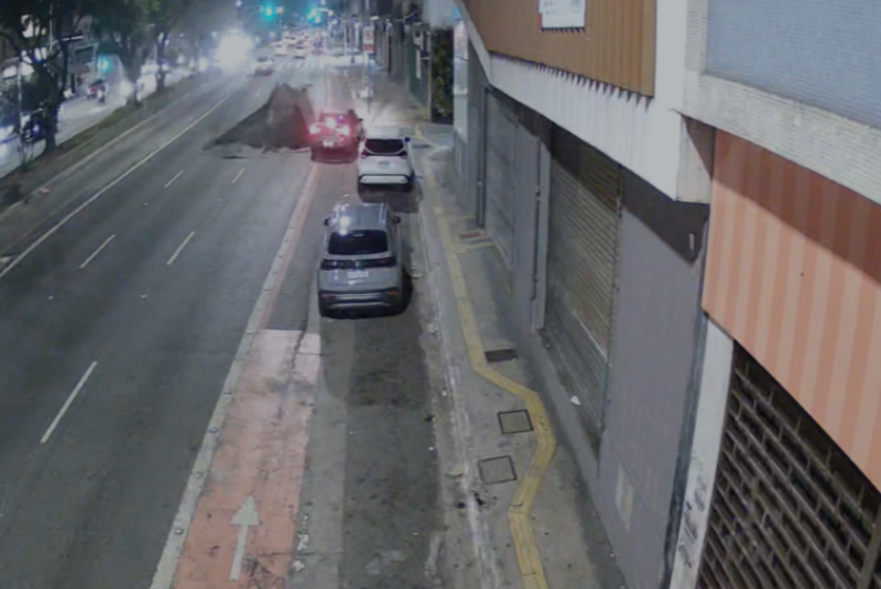 Cratera após explosão interdita trecho da Consolação, em SP