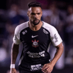 Raniele trata tornozelo...