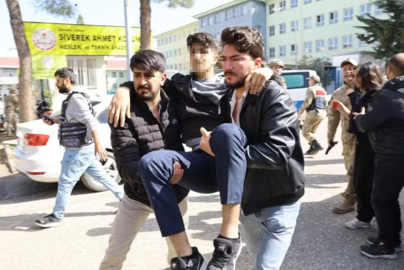 Ex-aluno armado invade escola e fere 16 pessoas na Turquia