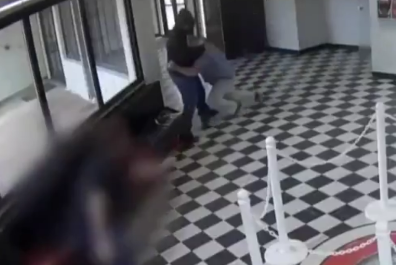 Diretor é baleado ao impedir ataque a tiros em escola nos EUA