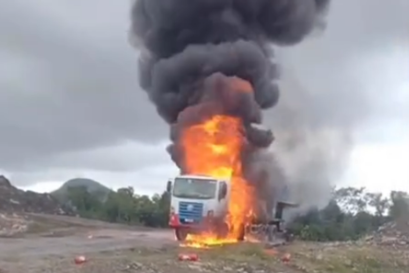 Caminhão é destruído por incêndio em pátio do terminal portuário de Guarujá