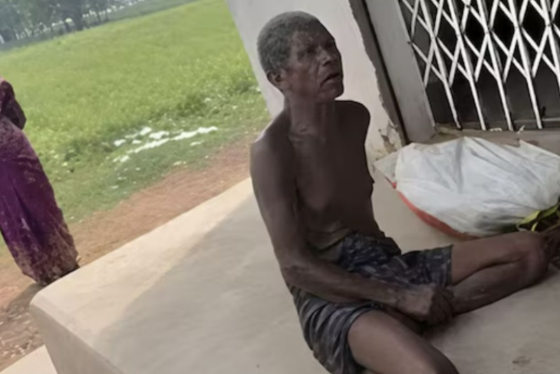 Homem carrega esqueleto da irmã até banco para provar morte e viraliza na Índia