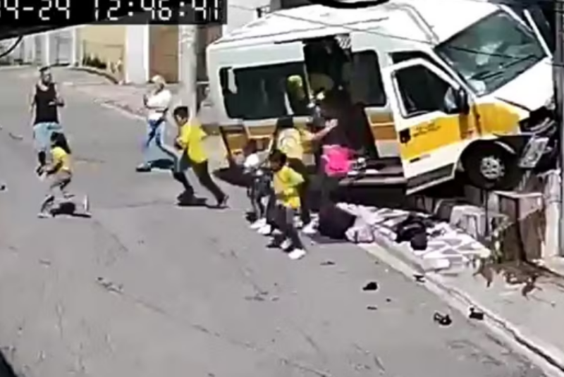 VÍDEO: Van escolar perde freio em ladeira e bate em muro na Zona Leste de SP
