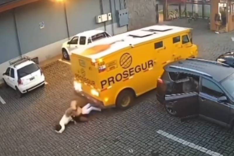 Carro-forte atropela duas mulheres em estacionamento de loja no Chile