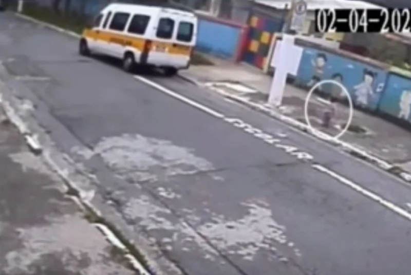 Criança de 2 anos é esquecida por van escolar na porta de creche em SP; vídeo revolta