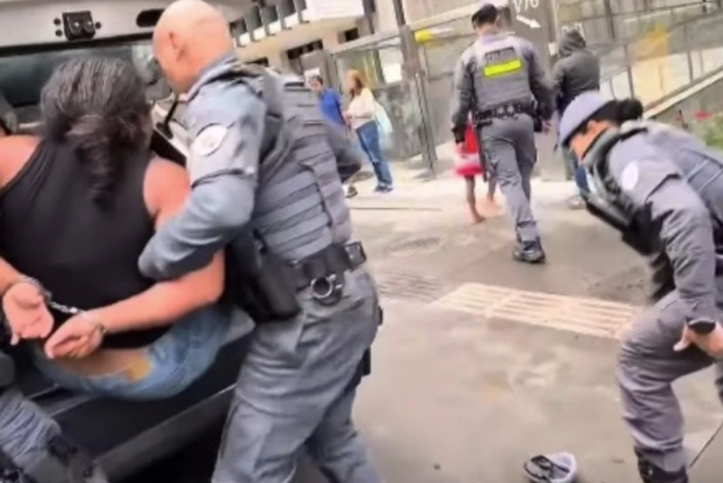 Diarista é detida pela PM ao cobrar dívida diante da filha na Paulista