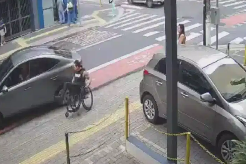Cadeirante cai após recusa de motorista de app em Campinas