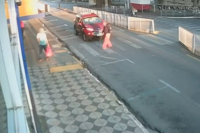 Mulher é atingida na faixa de pedestres e condutor foge em Itapetininga