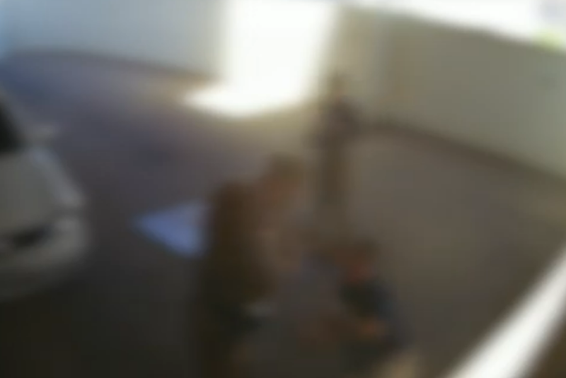 Cenas fortes: vídeo mostra PM pisando em homem rendido após prisão em SC