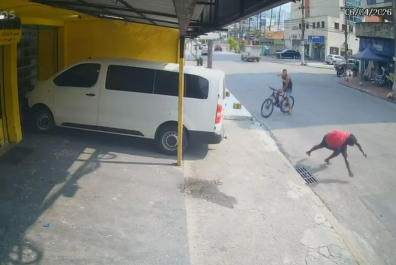 Homem é baleado por atirador em bicicleta em Nova Iguaçu; vídeo registra momento do crime