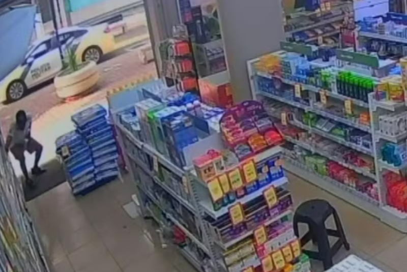 Homem tenta furtar farmácia "de fininho" em Londrina, mas é surpreendido por PM e devolve os produtos