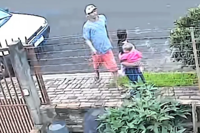 Adolescente com bebê no colo é morta a facadas pelo companheiro no Paraná