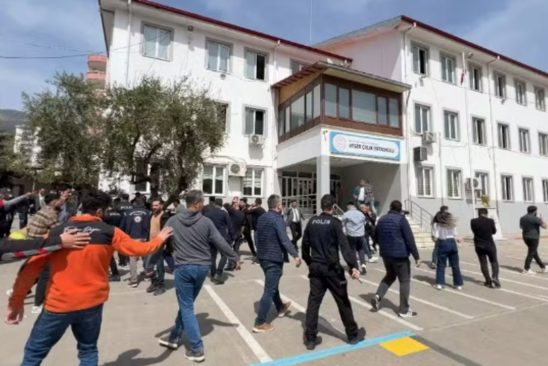 Ataque a tiros em escola na Turquia deixa mortos e dezenas de feridos