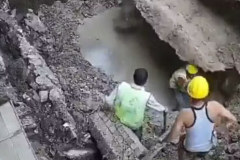 Operário morre soterrado durante reparo em tubulação na Índia; vídeo mostra tragédia