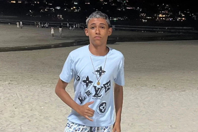 O corpo do adolescente Daniel dos Santos Amparo, de 15 anos, que estava desaparecido após cair no mar em Guarujá, no litoral...