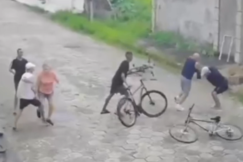 Três homens foram presos e dois adolescentes apreendidos, suspeitos de integrarem uma quadrilha que usava bicicletas para cometer...
