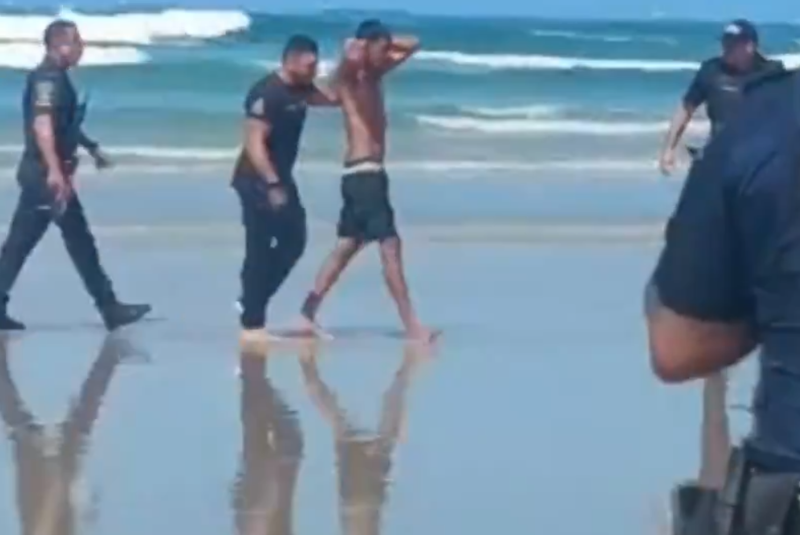 Um homem foi detido dentro do mar na manhã de terça-feira (21) após roubar uma mulher nas proximidades da Praia da Enseada, em Guarujá...