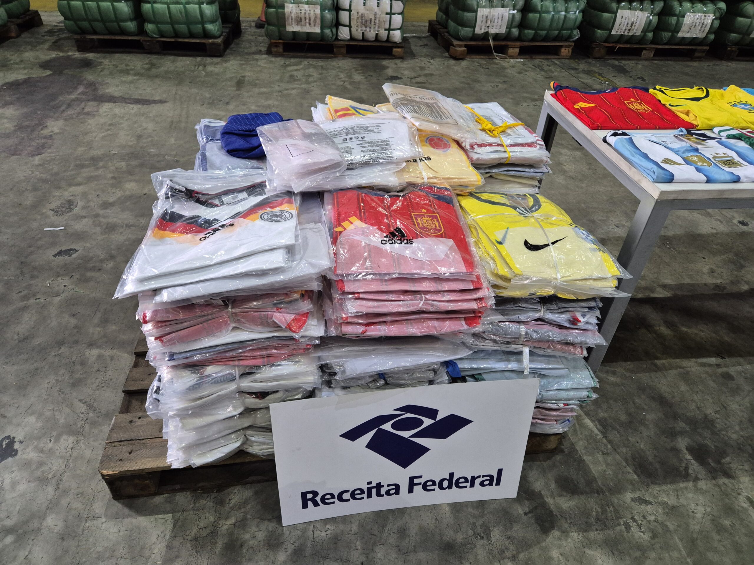Receita apreende R$ 3,3 milhões em camisas falsas no Porto de Santos