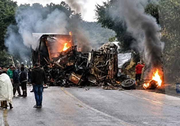Acidente na BR-251 deixa oito mortos após ônibus pegar fogo em MG