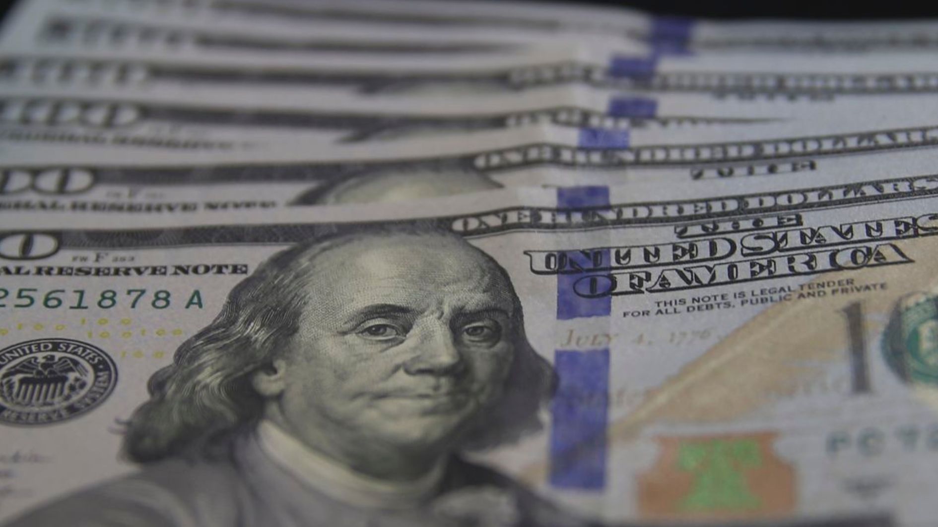 Dólar cai