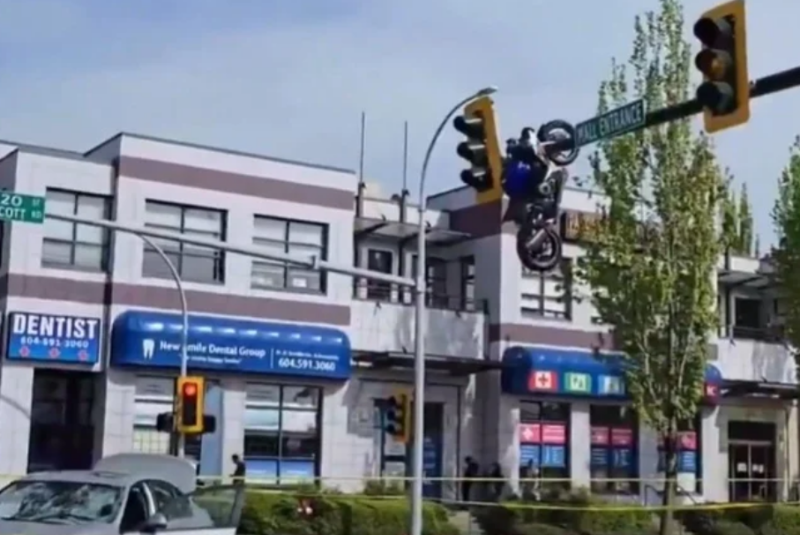 Motocicleta fica pendurada em semáforo após acidente no Canadá