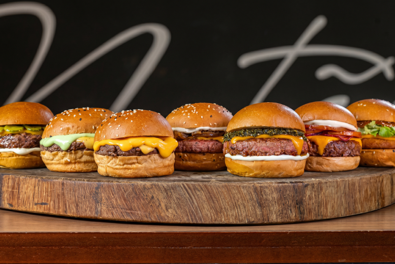 Bom Beef Burgers celebra Copa do Mundo com cardápio temático especial