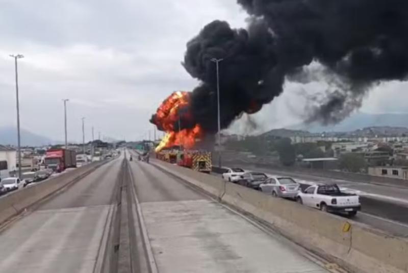Carreta de combustível pega fogo e fecha Avenida Brasil no Rio