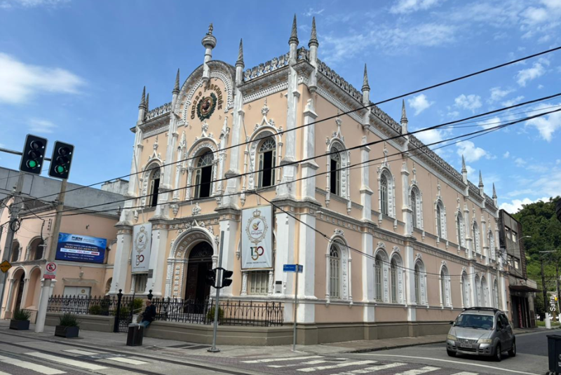 Centro Cultural Português de Santos reinaugura salão histórico restaurado
