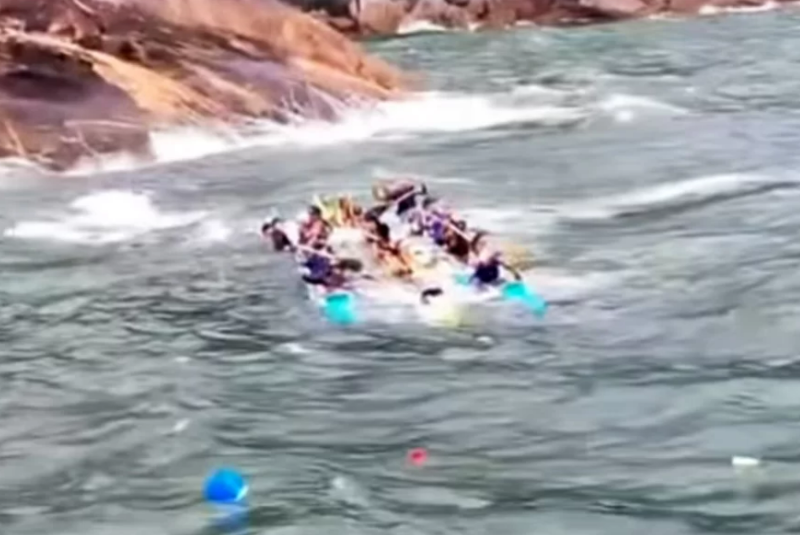 Canoas afundam após forte correnteza na Ilha das Palmas, em Guarujá