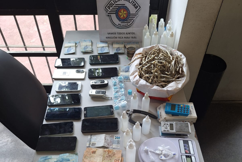 Trio é preso com 427 porções de drogas, lança-perfume e dinheiro em Santos