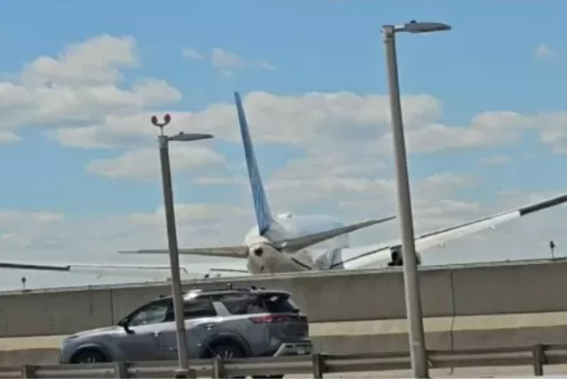 Avião colide com poste e estrutura atinge caminhão durante pouso nos EUA