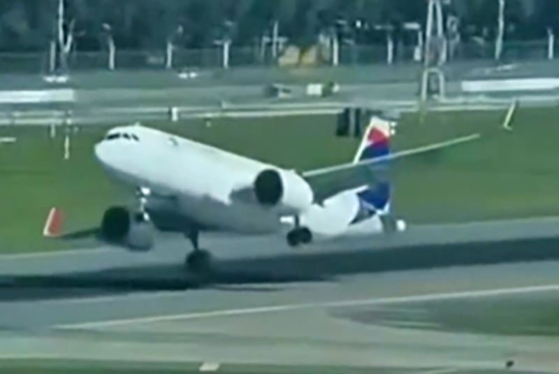 Avião da LATAM arremete após pouso sob forte vento em Buenos Aires