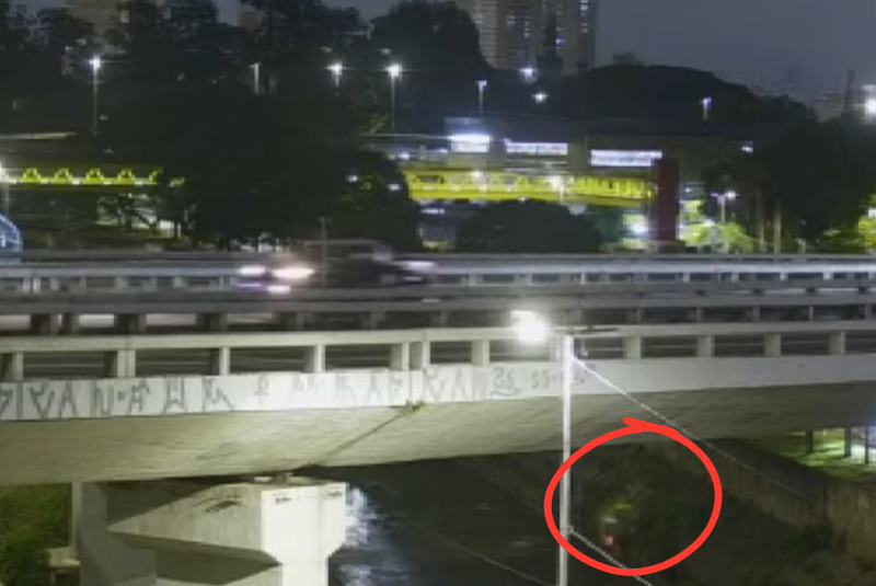 Carro cai no Rio Tamanduateí após bater em dois veículos em São Paulo