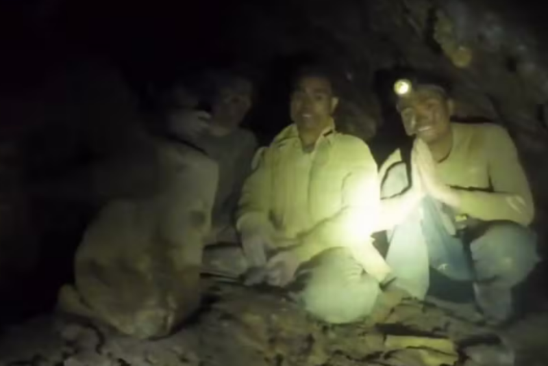 Cinco das sete pessoas que estavam presas há uma semana em uma caverna inundada no Laos foram encontradas com vida nesta quarta-feira (27). A informação foi divulgada pelas equipes de resgate nas redes sociais.