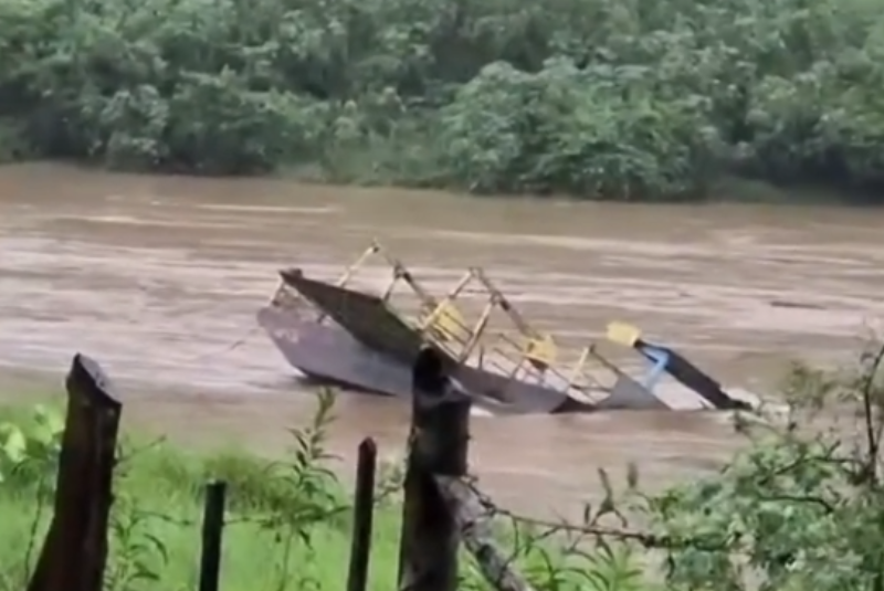 Uma balsa que faz a ligação entre comunidades quilombolas e o Centro de Eldorado, no interior de São Paulo, foi arrastada pela correnteza...