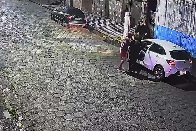 Um homem foi rendido por cinco suspeitos e teve o carro roubado na noite da última sexta-feira (22), na Rua Aleixo Garcia, no bairro...