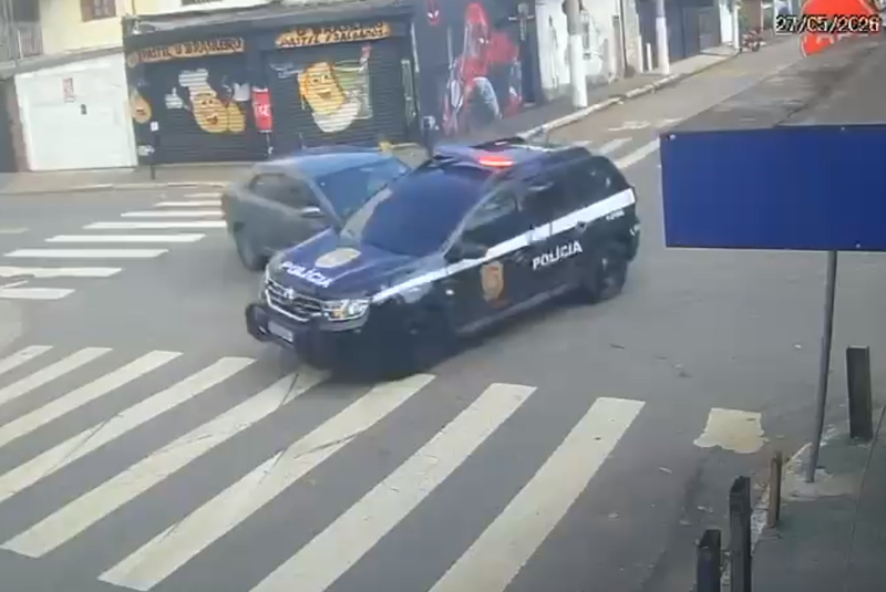 Acidente envolvendo uma Duster e um Cobalt deixou três pessoas feridas, incluindo dois policiais civis, na manhã desta quarta-feira (27).