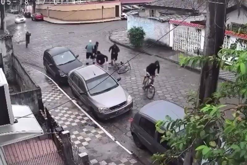 Um homem armado atirou contra quatro criminosos e impediu que um idoso fosse assaltado no bairro Jardim Casqueiro, em Cubatão...