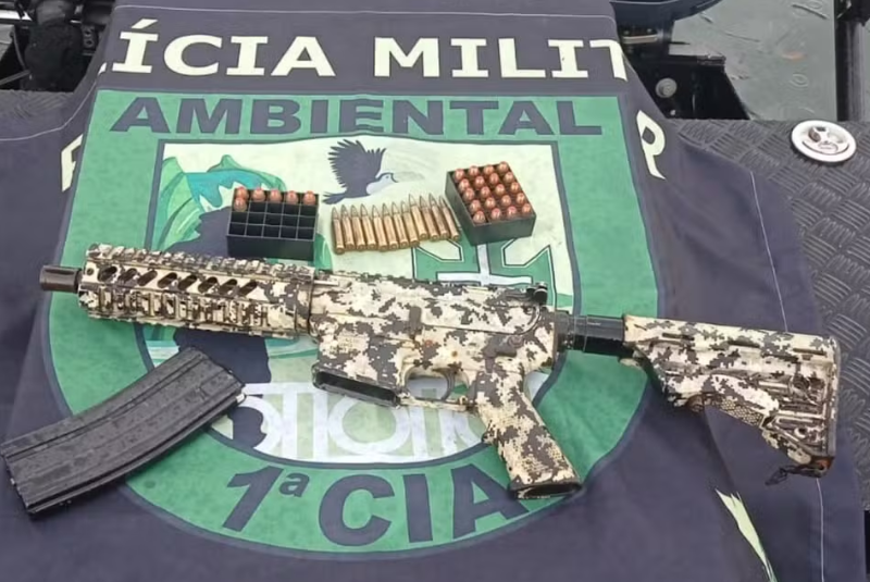 Um fuzil calibre .556 foi encontrado no mar do Canal de Santos, no litoral de São Paulo, após ter sido descartado por criminosos durante...