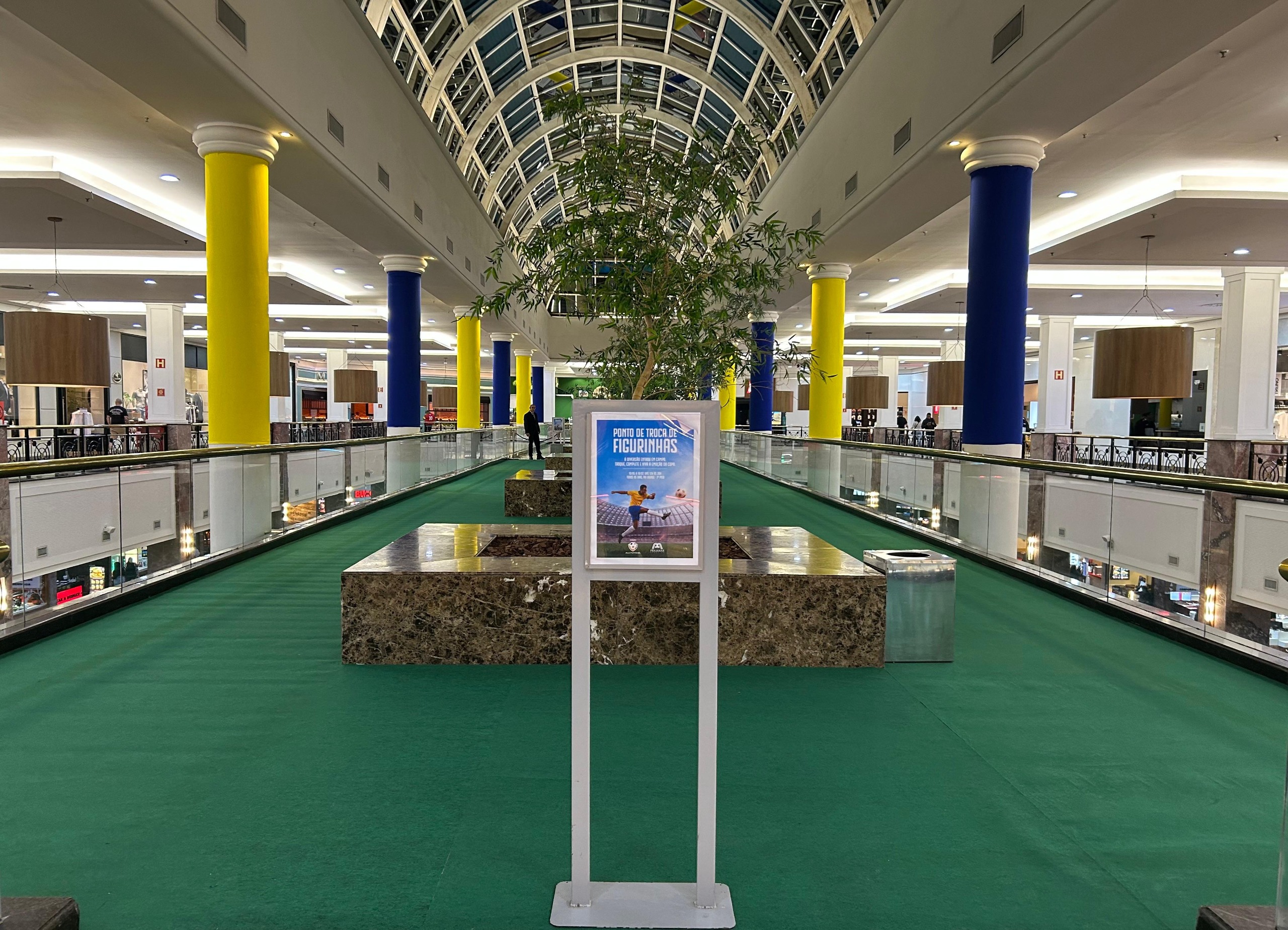 Praiamar Shopping ganha espaço para troca de figurinhas da maior competição de futebol do mundo