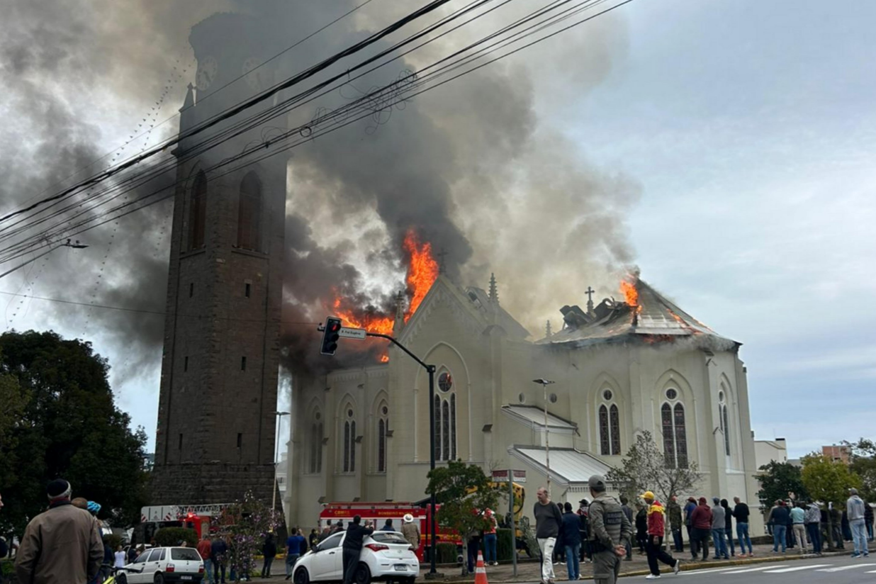 Igreja centenária destruída no RS deixa comunidade em luto e mobiliza fiéis