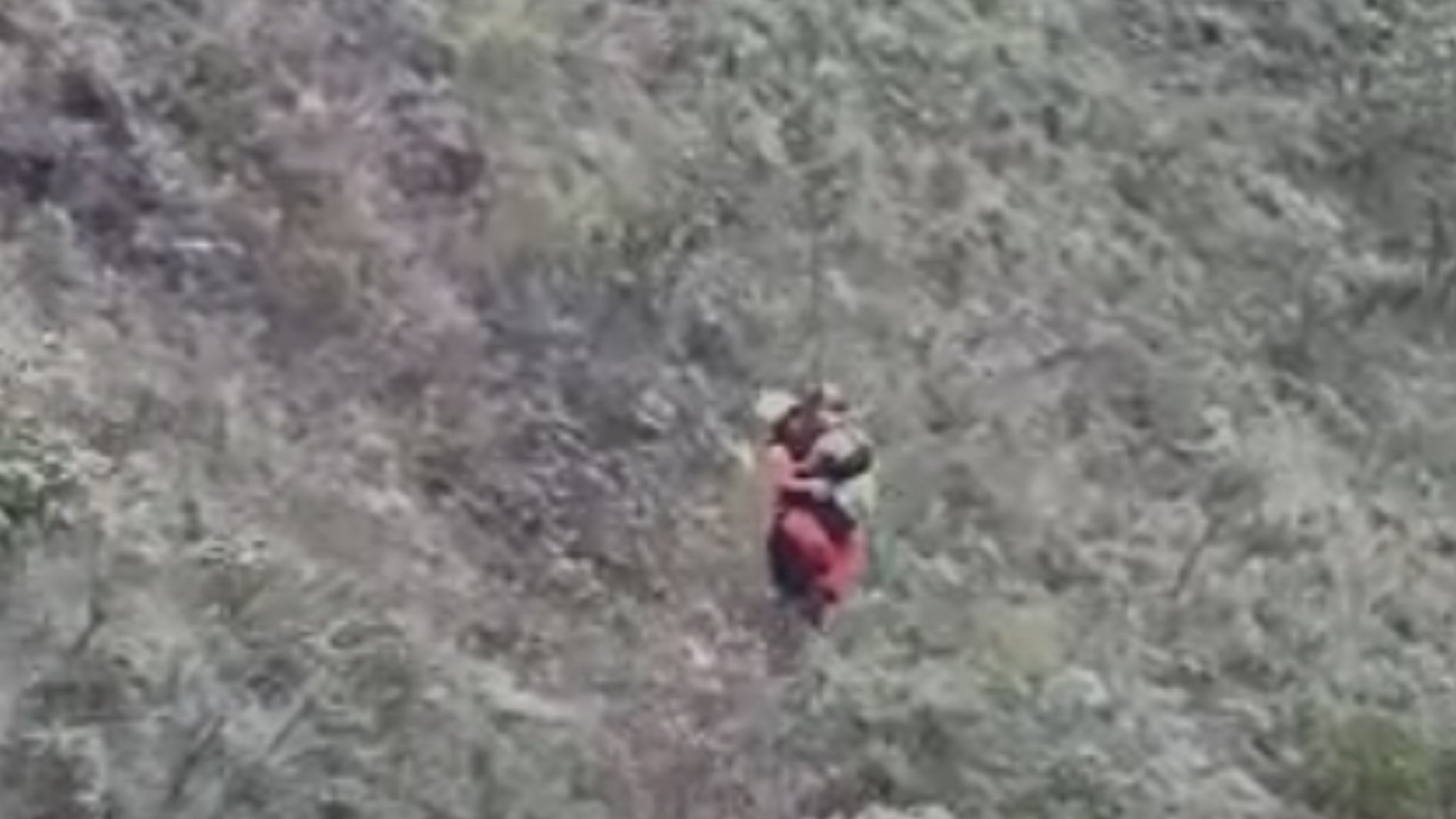 mulher resgatada em penhasco
