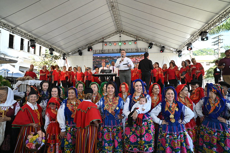 Festa de Portugal reúne multidão no Centro Histórico de Santos