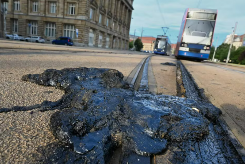 Calor extremo derrete asfalto e paralisa sistema de bondes na Alemanha