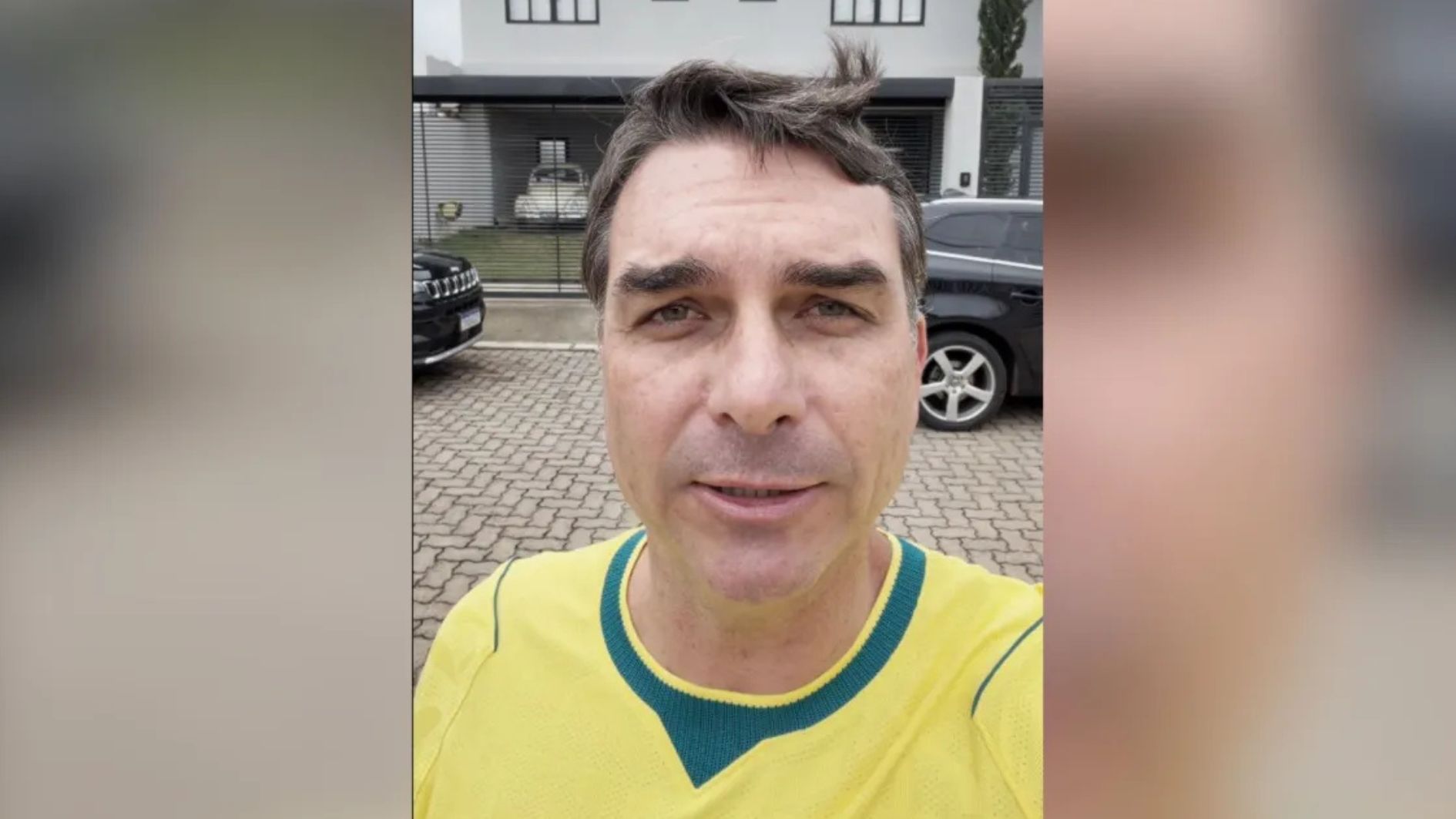 Flávio Bolsonaro visita pai
