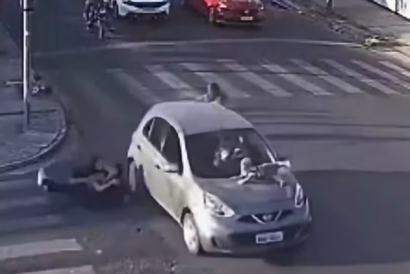 Bebê fica preso em capô após atropelamento na Paraíba