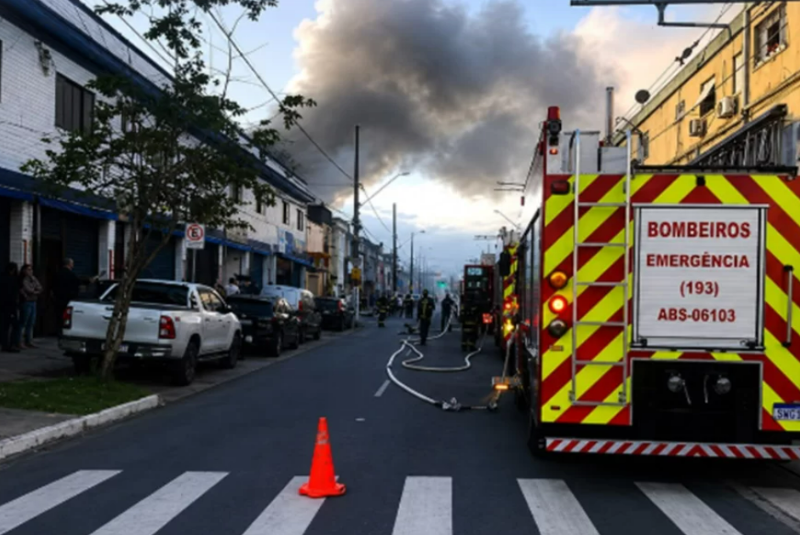 Incêndio atinge casa na Vila Mathias e mobiliza Bombeiros em Santos