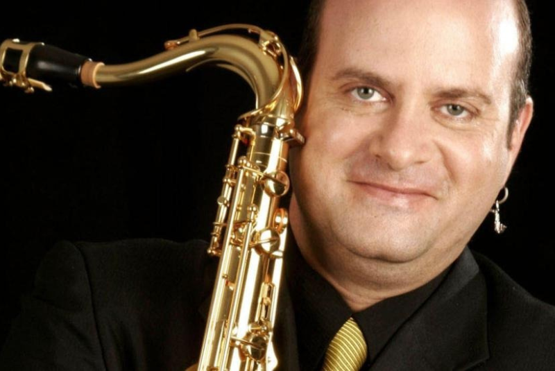 Saxofonista Derico leva música e gastronomia ao Tocaia, em Santos